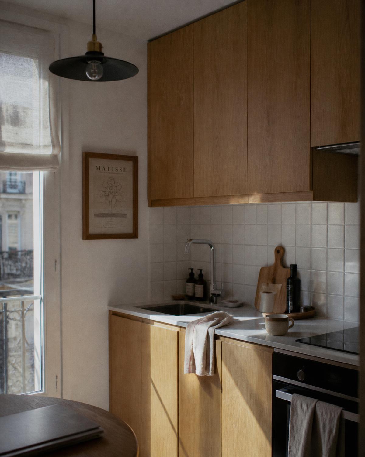 Coin cuisine en chêne d'un appartement lumineux en proche banlieue parisienne